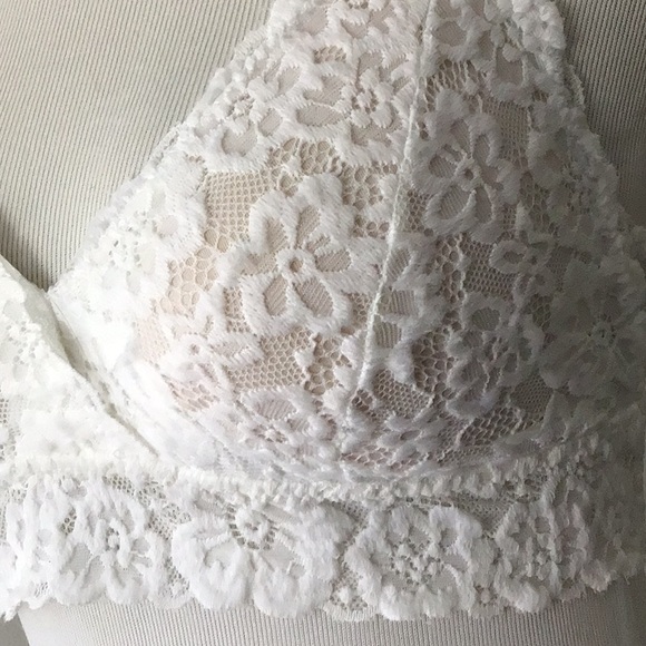 NWOT URBAN OUTFITTERS WITH REMOVABLE PADS - Picture 2 of 13